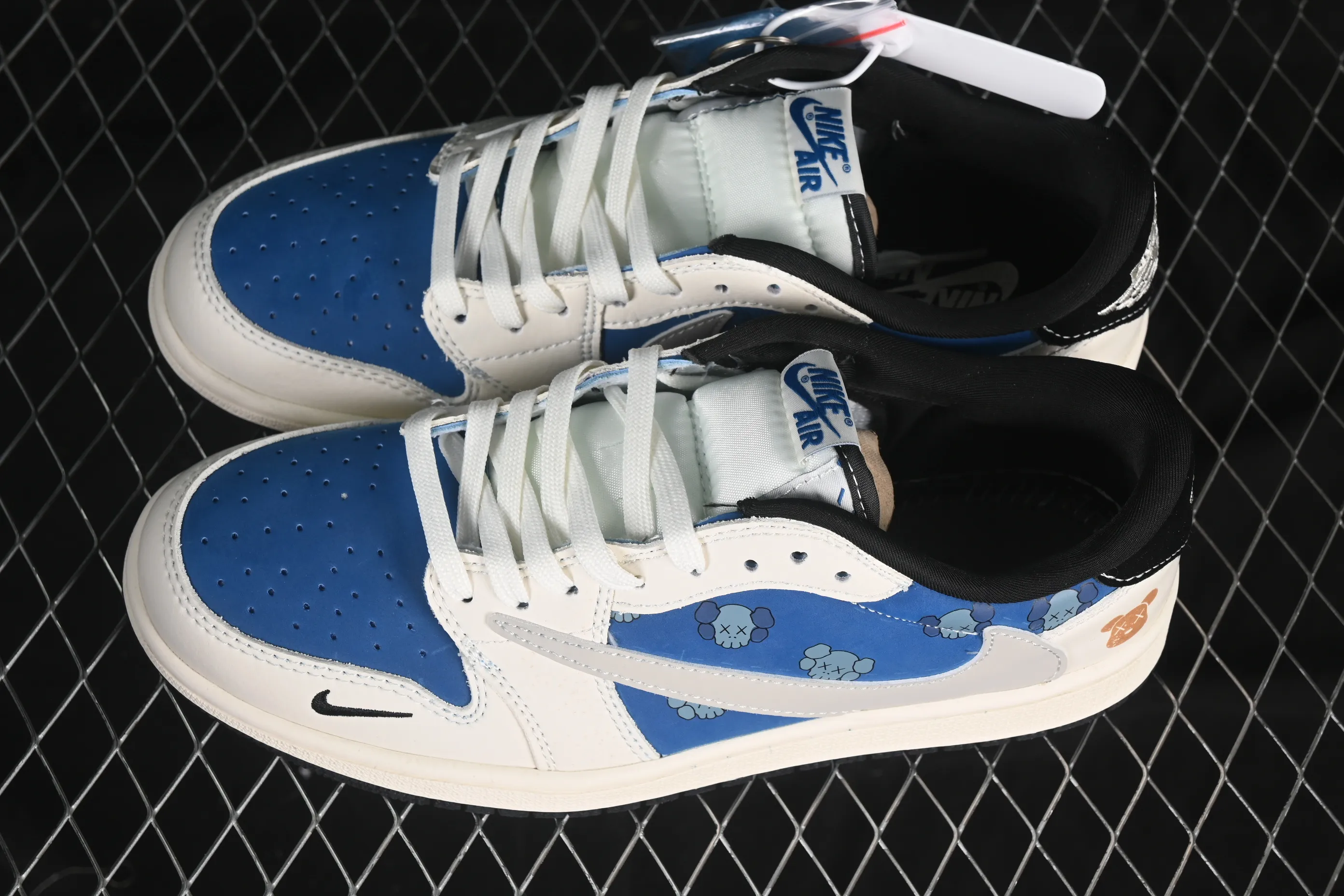 All Categories Air Jordan Jordan Series Basketball Shoes Air Jordan 1 Low High-end Customized Low-top Shoes Travis Scott x Fragment Design x Air Jordan 1 Low OG SP AJ1 Joe 1 Violent Bear Joint Gray-Blue Cartoon Low-top Cultural Casual Shoes XS2024-053